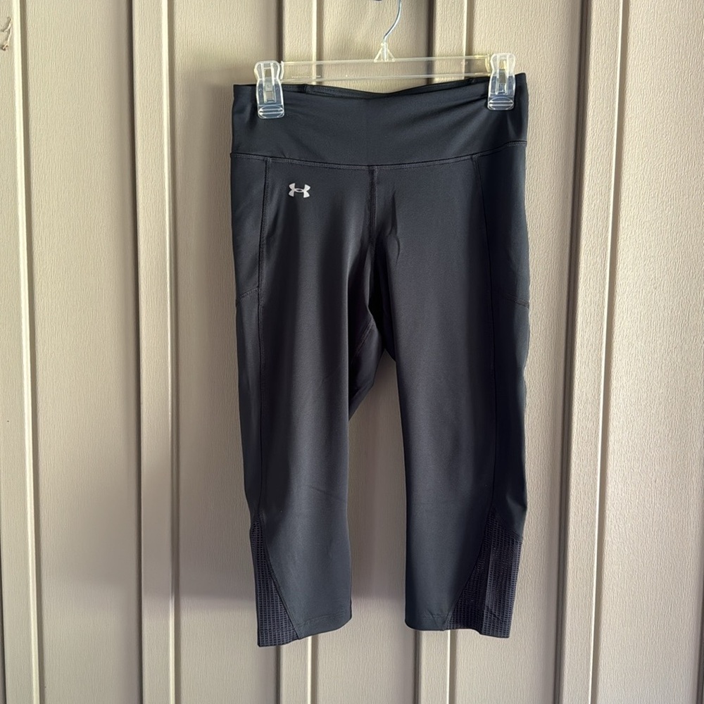 Under Armour Black Capri Leggings size Medium